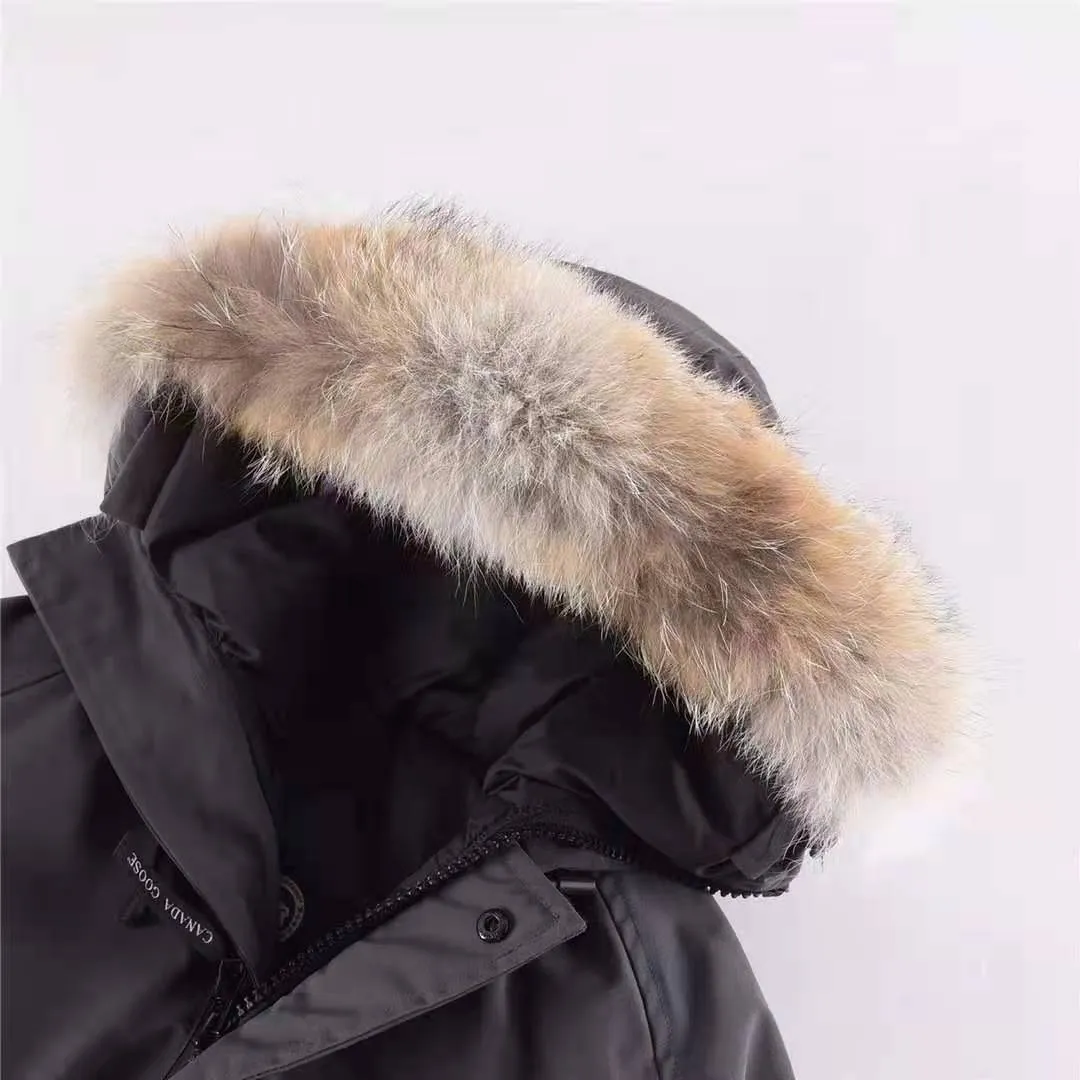 P780 with dust bag) Canada Goose Canada Goose #Chilliwack 7999M bomber jacket short down jacket ➖ Genuine synchronous anti-counterfeiting chip sensor! ➖ Imported 21-count polyester-cotton blended original fabric [last year’s 16-count/18-count hard fabrics have been completely eliminated, this year all use 21-count genuine synchronous fabrics, the soft mid-strap feels delicate and textured], genuine synchronous Feather-Light 10D waterproof coating fabric, made of 84.5 polyester fiber and 15.5 cotton, 100% the best feel in the entire network! ➖ The genuine official website is synchronized with the national standard 80 white duck down, you can check the official website customer service, there will never be a series of misleading claims such as 90 down or goose down! ➖ Using the best nylon lining with double double-layer sealing design, velvet-proof No. 7 needle + grid-filled down ready-made garments, there is 100% no so-called velvet running! ➖ The cuffs are designed with thickened seamless threads, and the collar and pockets are lined with top-quality polar fleece to keep you warm and comfortable! ➖ Yoshida YKK provides original custom-made electroplated sliders. YKK two-way lockable zippers are tight and smooth and will not peel off paint! ➖ 3M composite guarantees that the Velcro is the same as the original, durable, and all accessories and hardware are custom-made! ➖ Imported BEHRINGER embroidery machine to customize the 10,000-needle embroidery logo, 98% of which can be reproduced to restore the original logo. You can check and compare on the official website! 01 models for men and women SIZE: XS S M L XL XXL